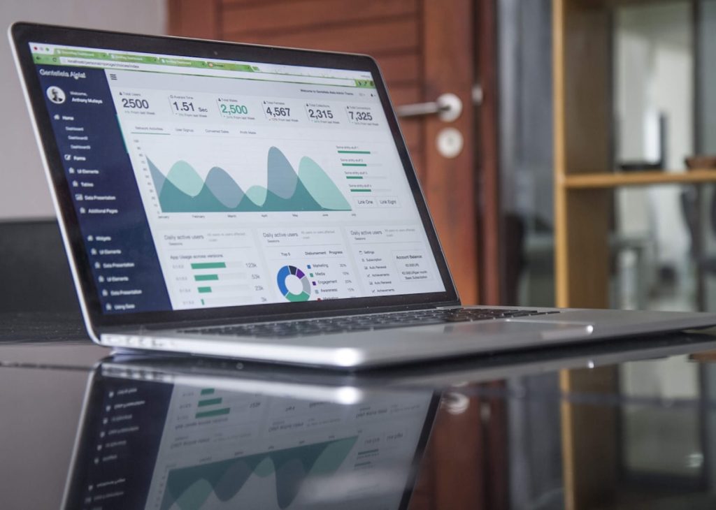 Laptop met webshop dashboard en analytics - software vergelijken