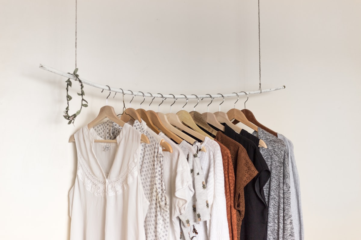 Eigen kledingmerk starten: lessen van Nederlandse merken die het wel haalden - Eigen kledingmerk starten: lessen van Nederlandse merken die het wel haalden Kledingrek met selectie van een eerste collectie