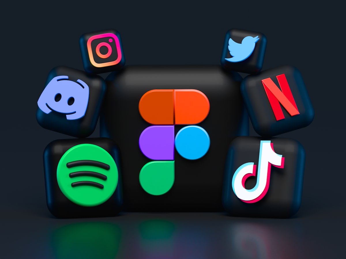 Eigen kledingmerk starten: lessen van Nederlandse merken die het wel haalden - Eigen kledingmerk starten: lessen van Nederlandse merken die het wel haalden Social media app-icons waaronder Instagram en TikTok op smartphone