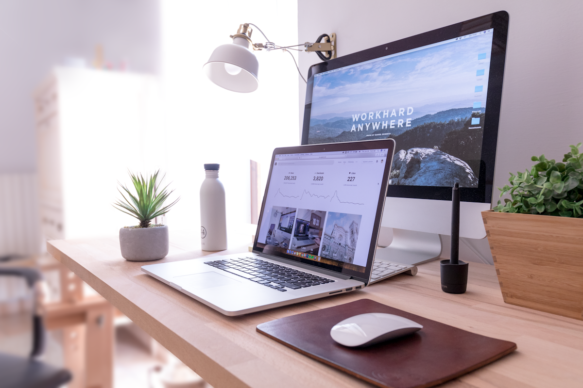 Eigen kledingmerk starten: lessen van Nederlandse merken die het wel haalden - Eigen kledingmerk starten: lessen van Nederlandse merken die het wel haalden Laptop met webshop in opbouw, koffie op een houten bureau