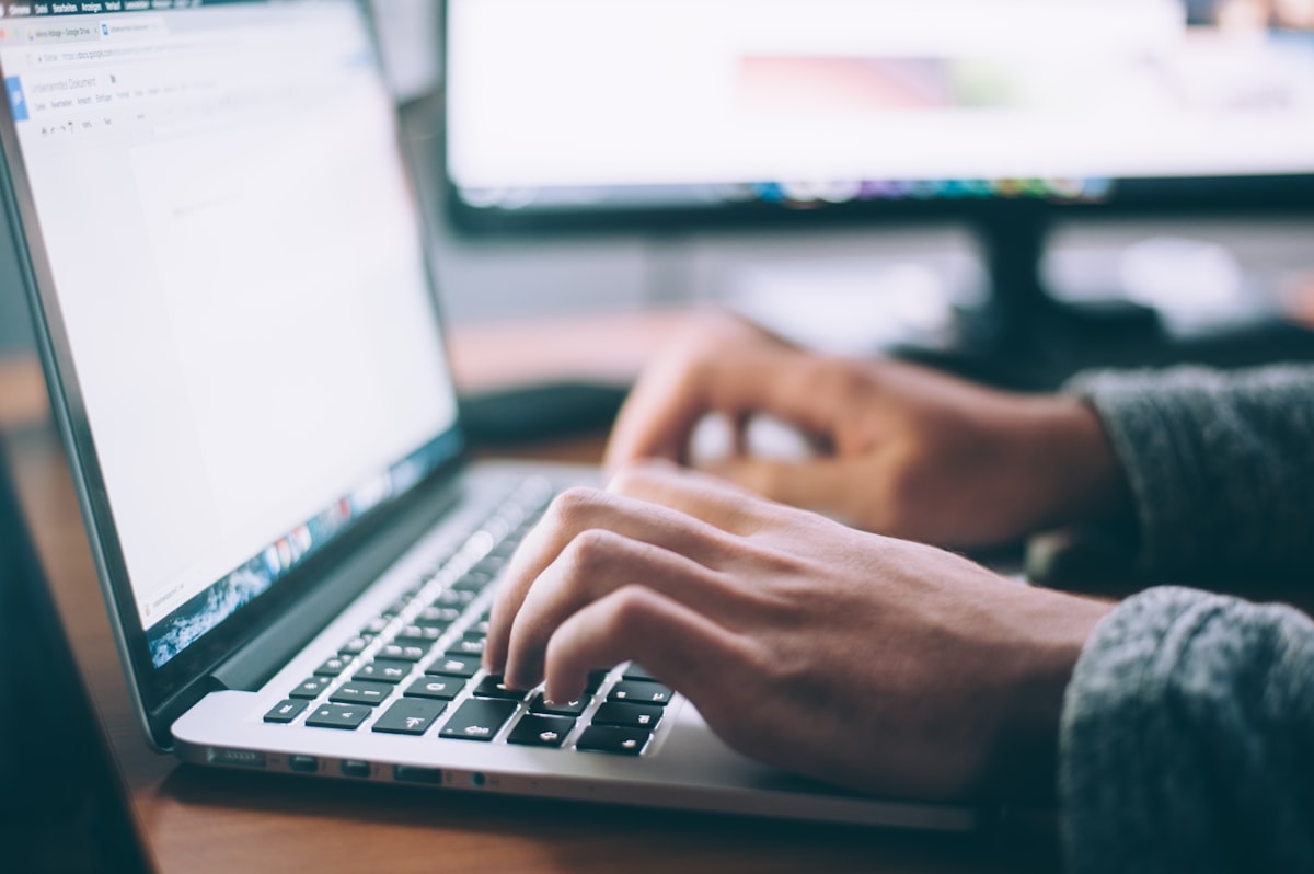 Shopify alternatief in Nederland: zo verschilt TheShopBuilders (eerlijk) - Shopify alternatief in Nederland: zo verschilt TheShopBuilders (eerlijk) Twee personen vergelijken webshop platforms op een laptop