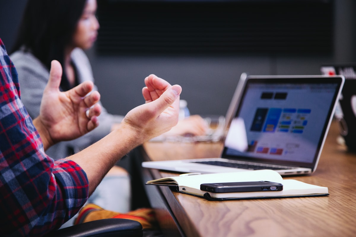 Shopify alternatief in Nederland: zo verschilt TheShopBuilders (eerlijk) - Shopify alternatief in Nederland: zo verschilt TheShopBuilders (eerlijk) Ondernemer aan het werk op laptop met focus
