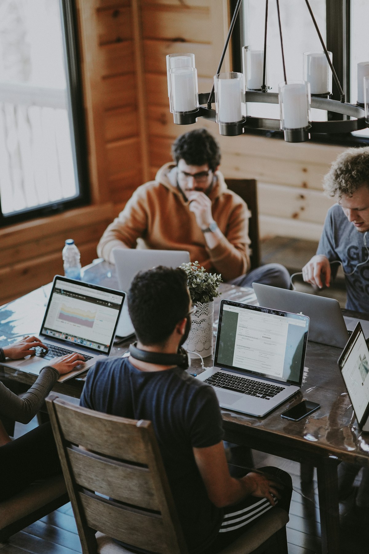 Mag je een webshop beginnen zonder KVK? Het eerlijke antwoord - Mag je een webshop beginnen zonder KVK? Het eerlijke antwoord Twee ondernemers samen aan het werk op hun laptops